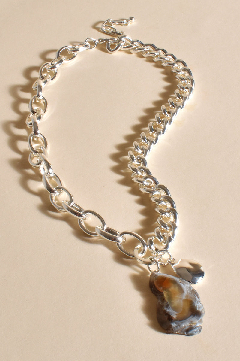 Jilly Short Agate Pendant Necklace in Silver