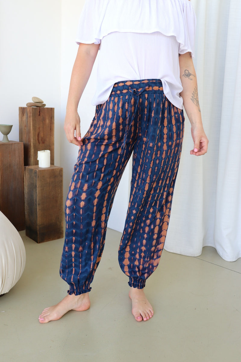 Perfect Travel Pant In Choc Navy