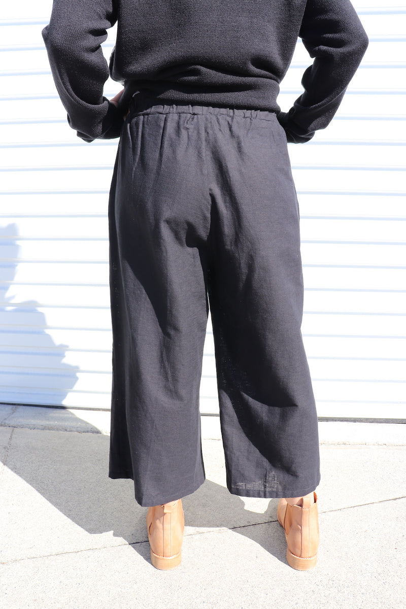 Elastic Cotton 3/4 Pant In Black