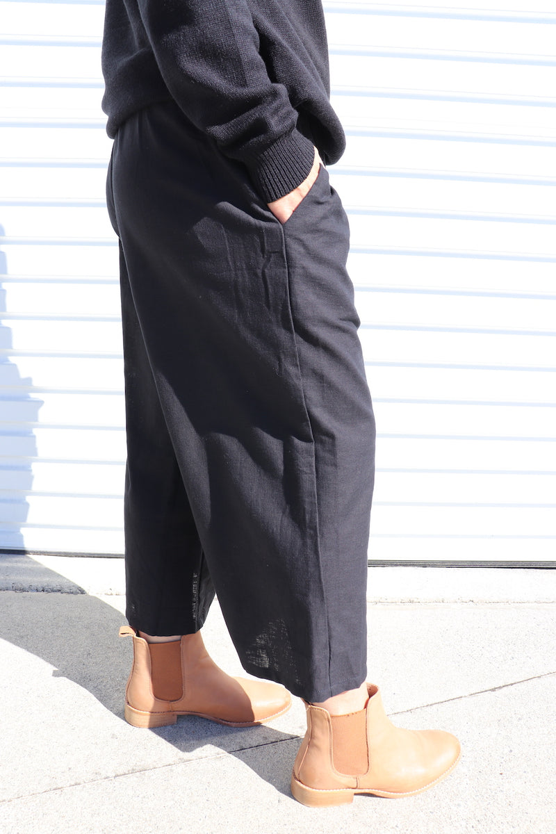Elastic Cotton 3/4 Pant In Black