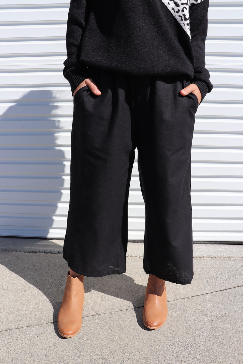 Elastic Cotton 3/4 Pant In Black
