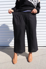 Elastic Cotton 3/4 Pant In Black