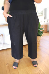 Elastic Cotton 3/4 Pant In Black